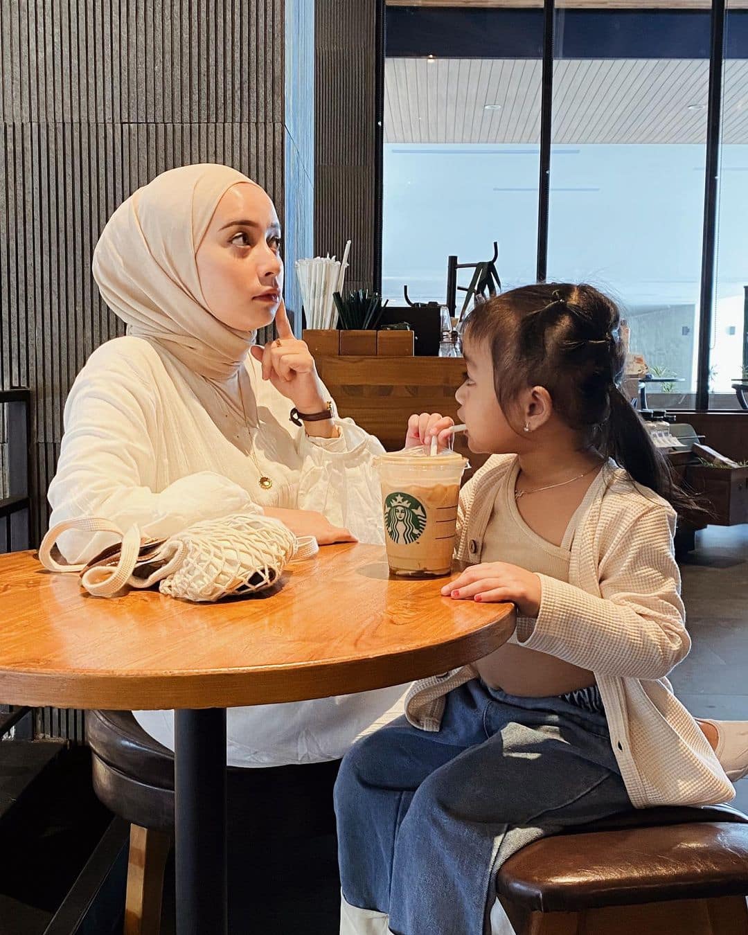 Inspirasi Gaya Hijab Pashmina Sifon