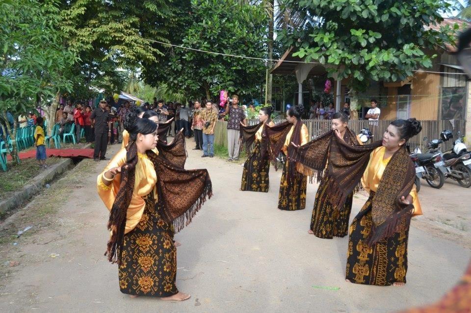 Pakaian Adat Suku Lio