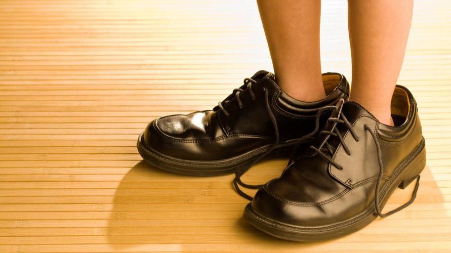 sepatu kebesaran