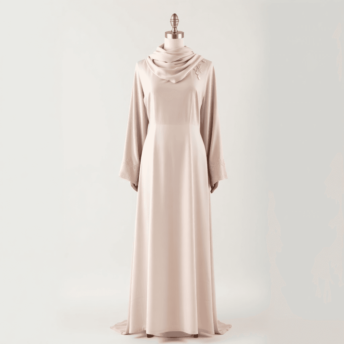 Gaun Muslim yang stylish pada manekin, menampilkan desain minimalis dengan kain berkualitas tinggi, renda halus, dan bordir, ditempatkan di latar b...